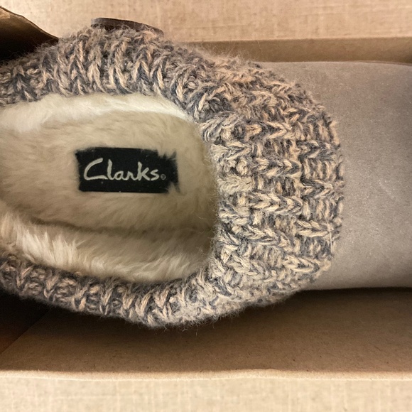 Clarks indoor/outdoor women’s Suede slippers, tan, size 7 (M) - Picture 3 of 3